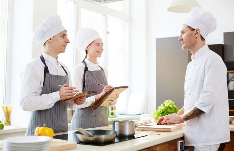 Comment choisir les meilleures chaussures de cuisine pour longues heures de travail ?