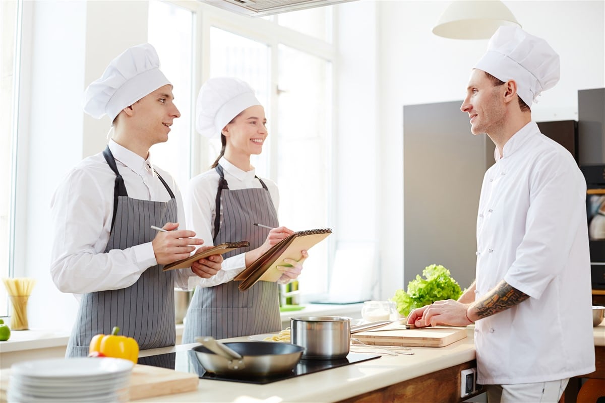 Comment choisir les meilleures chaussures de cuisine pour longues heures de travail ?