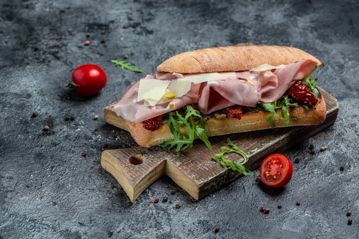 Sandwich au jambon, pesto et tomates séchées