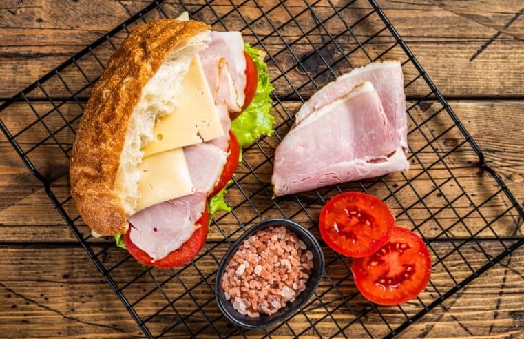 Sandwich gourmet : jambon, pesto et tomates séchées enrichis de parmesan