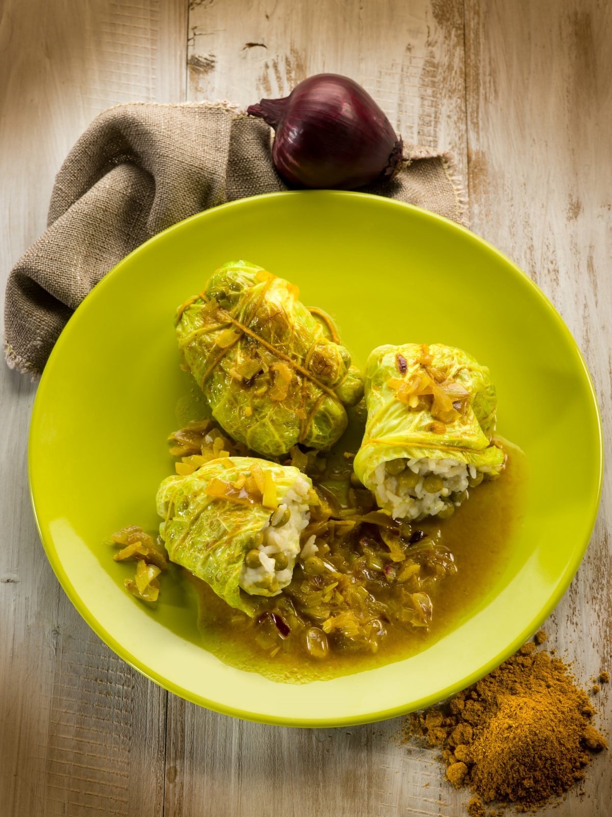 Recette végétarienne : feuilles de chou vert farcies à la ratatouille maison